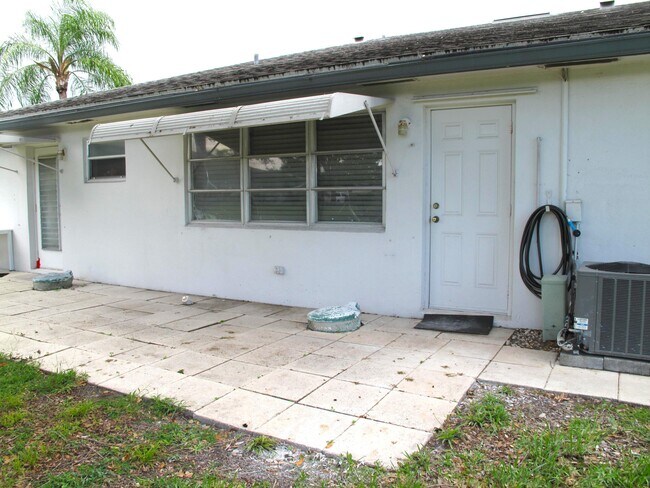 Building Photo - 1227 Club Dr W