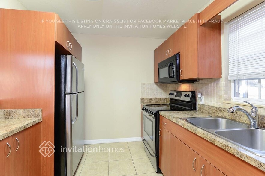 Building Photo - 3701 Schwalbe Dr