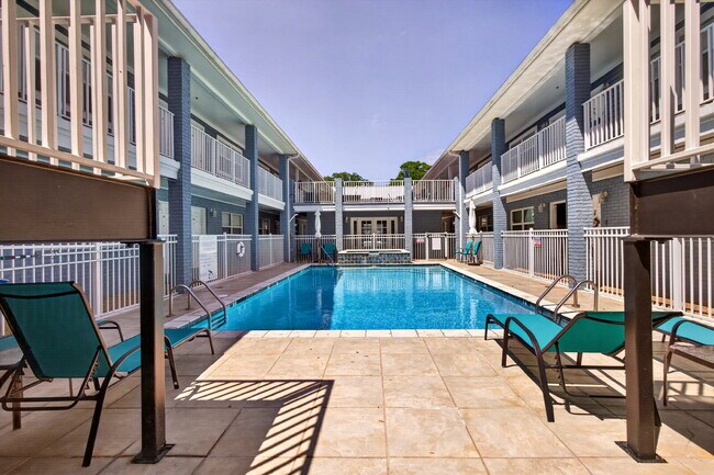 Building Photo - TDY Special! 1/1 fully furnished