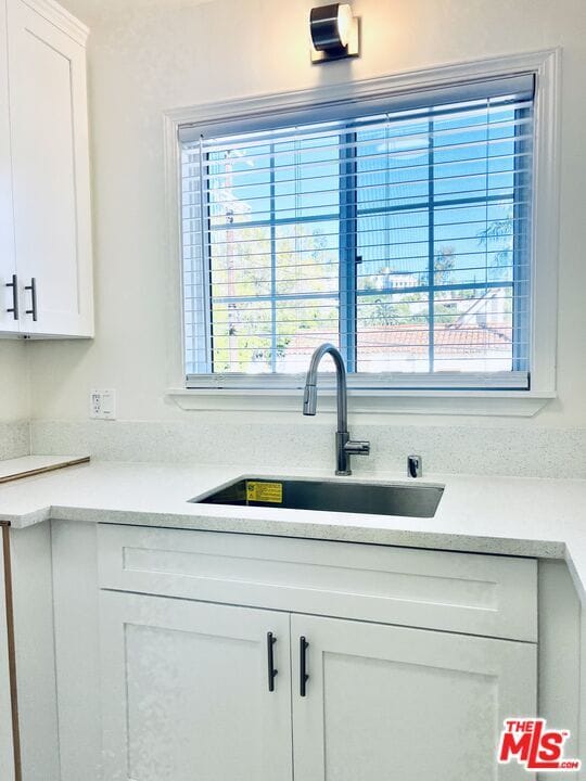 Building Photo - 2401 Beachwood Dr