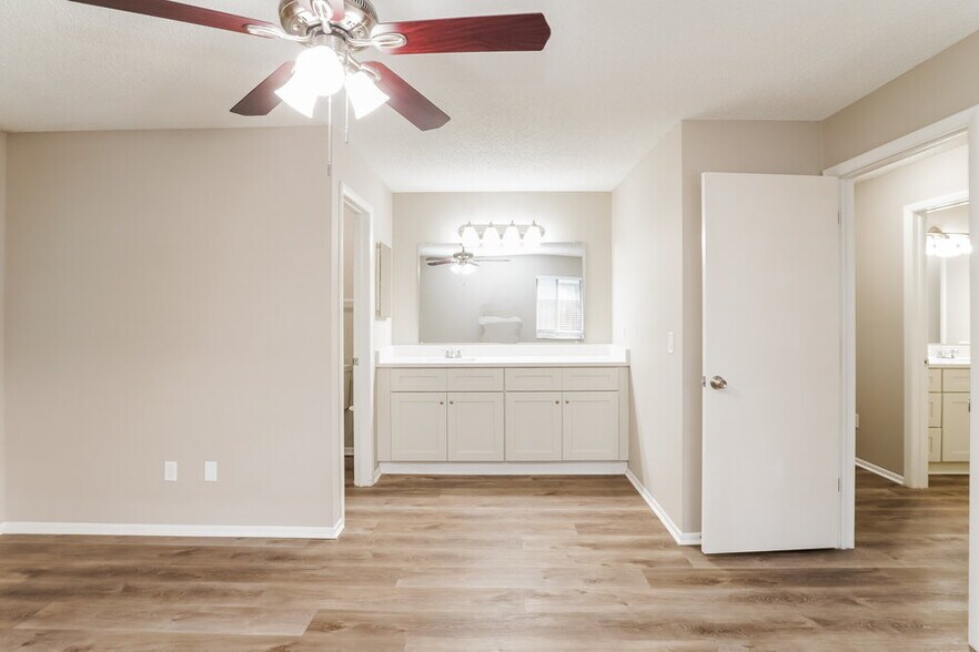 Building Photo - 1304 Sterling Oaks Dr