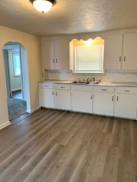 Building Photo - 625 Rainbow Dr