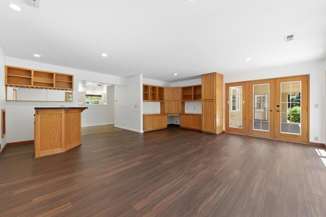 Building Photo - 1825 White Oak Dr