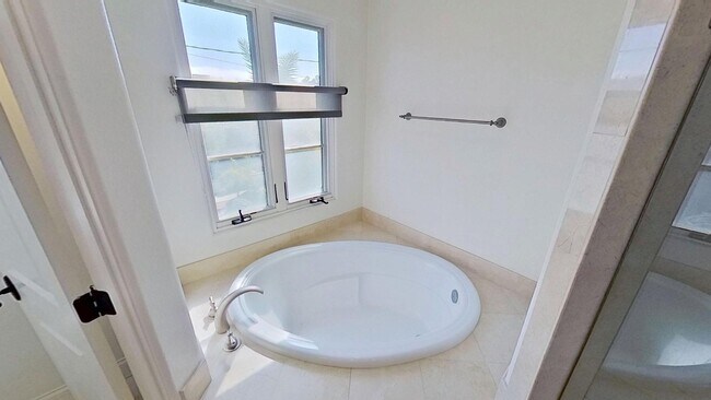Building Photo - Spacious 2-bedroom/2.5-bathroom Townhouse- In the heart of the Funk Zone