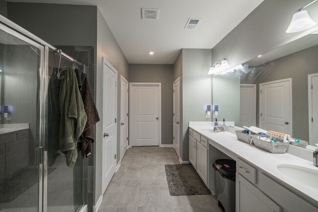 Building Photo - 1420 Day Dr