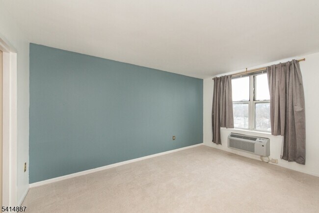 Building Photo - 300 Main St