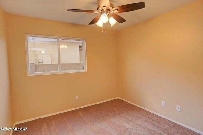 Building Photo - 727 W Buffalo Grass Dr