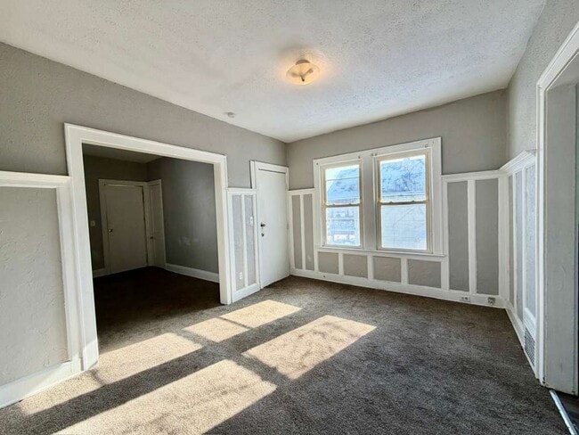 Building Photo - 618 E 97th St