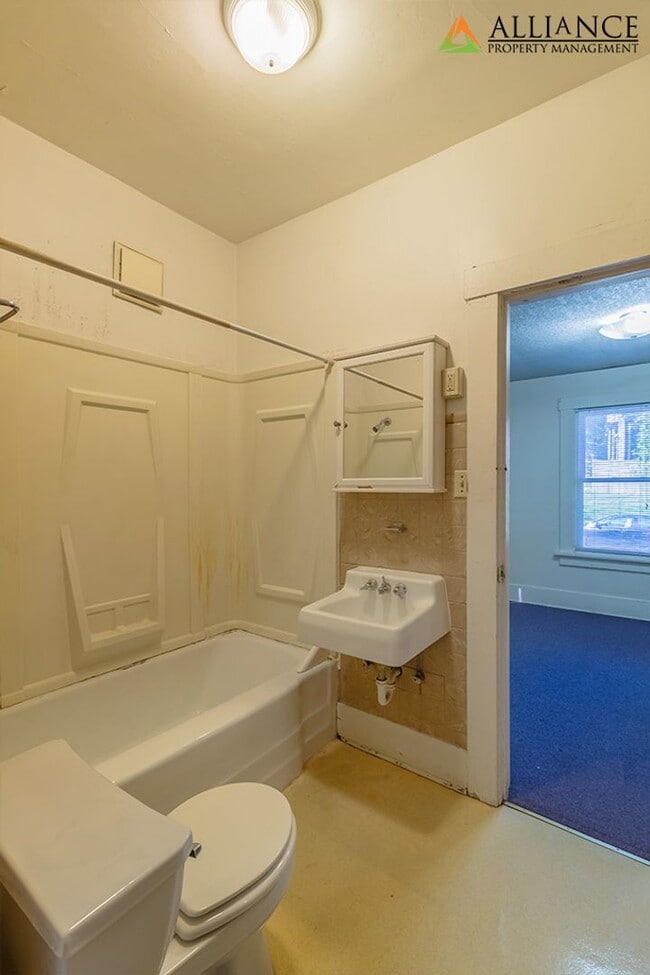 Building Photo - Perfect Location!