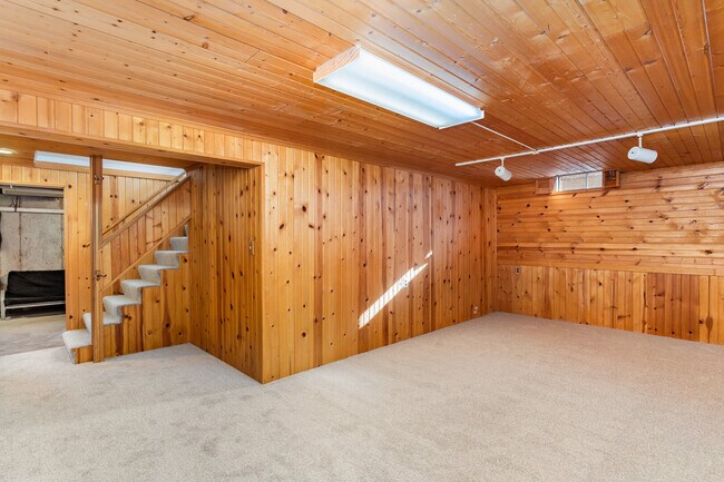 Building Photo - 355 Crestwood Ct