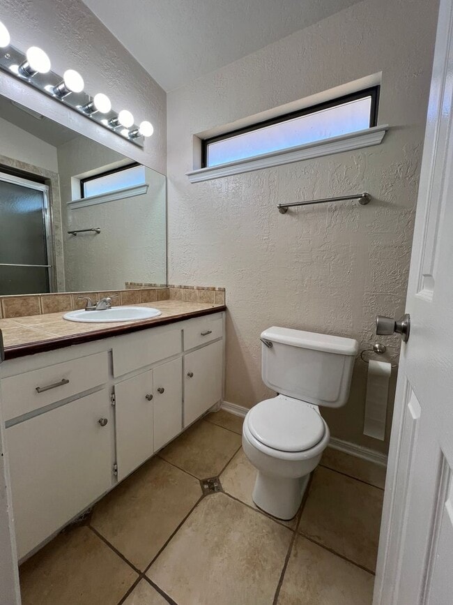 Building Photo - 3815 SW Hickory Ln