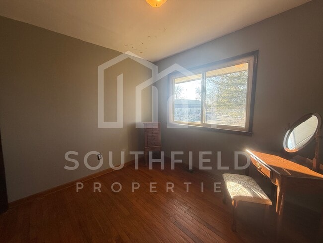 Building Photo - 5881 Elm St