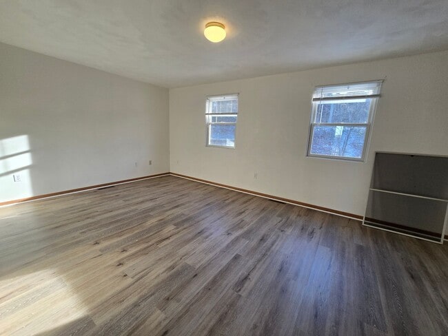 Building Photo - Large 2 Bedroom Townhouse - Burrell School District - Next to Hill Crest Country Club