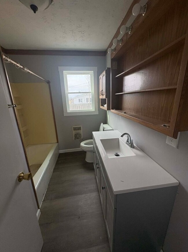 Building Photo - Modern Updates, Classic Comfort!