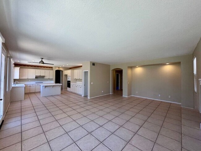 Building Photo - Murrieta Home with 6 Bedrooms plus a Bonus...