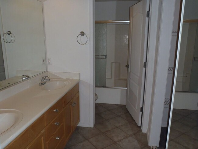 Building Photo - COMING SOON! 2-Bedroom, 2-Bathroom Summit ...