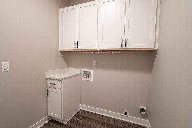 Building Photo - 8441 Oak Shade Cir