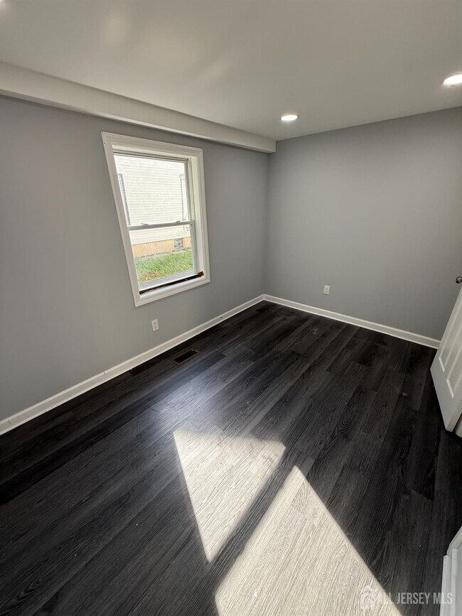 Building Photo - 280 William St