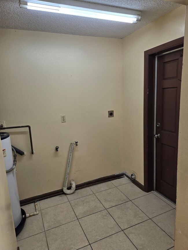 Building Photo - SPACIOUS 2 BEDROOM 1 BATH DUPLEX LOCATED I...