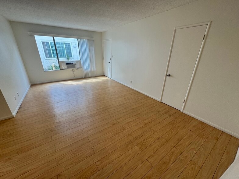 Building Photo - 555 N Ardmore Ave