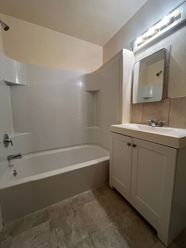 Building Photo - 1-Bedroom 1-Bathroom apartment in Whitaker