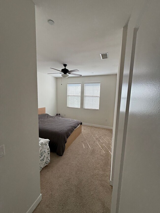 Building Photo - 3 Bedroom 2 Bath Unit