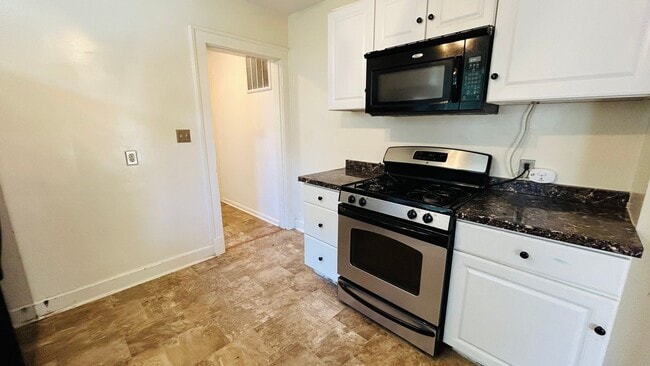 Building Photo - CUTE & COZY HOME ONLY MINUTES TO DOWNTOWN ...