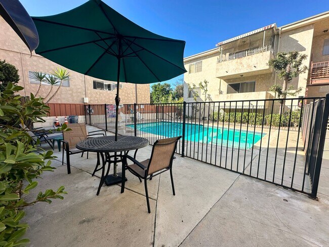 Building Photo - Vintage & Gorgeous 1bd/1ba unit in Sherman...