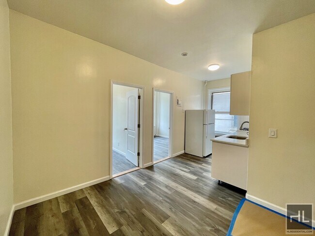 Building Photo - Cat-friendly 2.5 bedroom located in Astori...