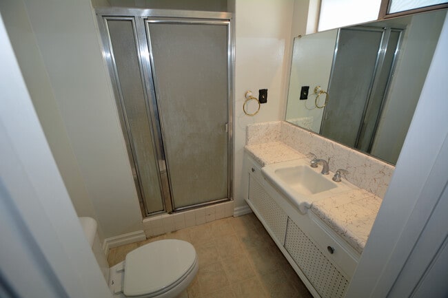 Building Photo - 370 Cliff Dr