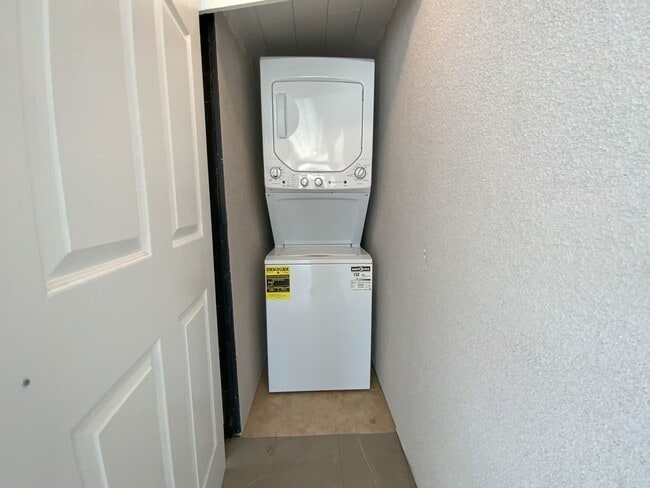 Building Photo - Discover Modern Living in Glendale's Newes...