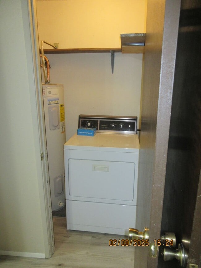 Building Photo - Updated, spacious one bedroom