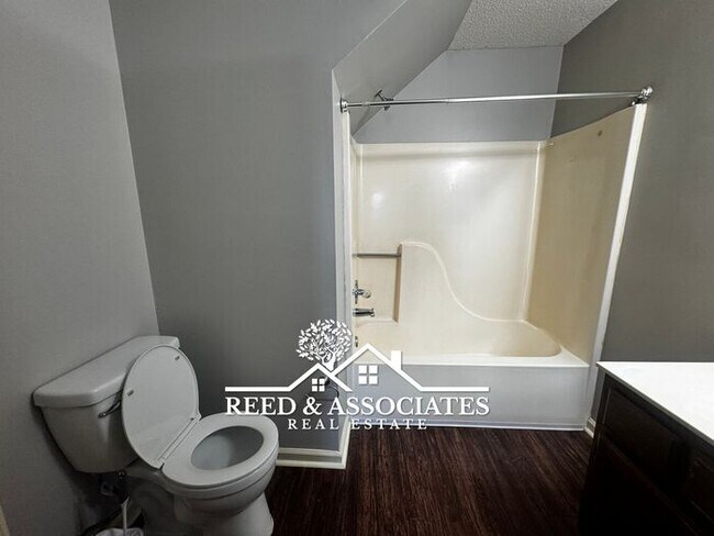 Building Photo - 2 Bedroom Town Home Located in Quiet Bartlett Neighborhood!