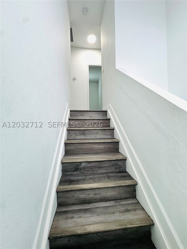 Building Photo - 363 NE 35th Ave