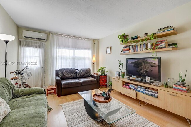 Building Photo - 1300 Lincoln Rd