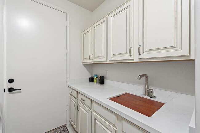 Building Photo - 6570 S Bogle Ave