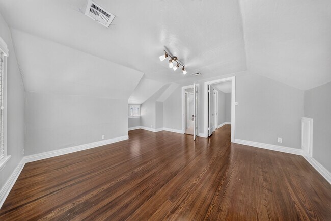 Building Photo - 1028 E 33rd Pl