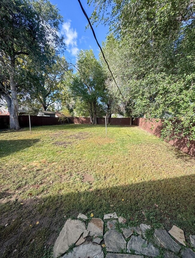Building Photo - DOG FRIENDLY, 3 BED/ 1.5 BATH SINGLE FAMIL...