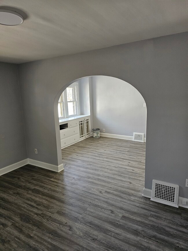 Building Photo - 703 N Gladstone Ave
