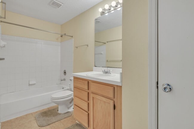 Building Photo - 1 bedroom/ 1 bathroom with one car garage ...