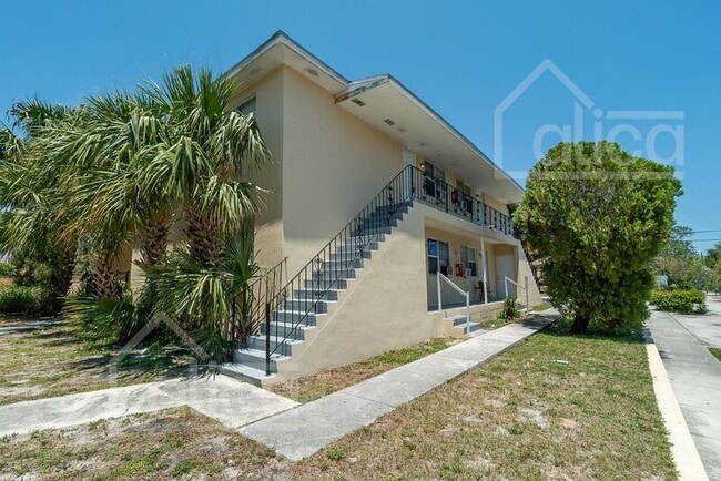 Building Photo - 801 N Sapodilla Ave
