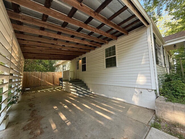 Building Photo - **OFFERING REFUNDABLE APPLICATION FEES & $150 MOVE IN PROMOTION** Newly Remodeled 3BD, 2BA Raleig...