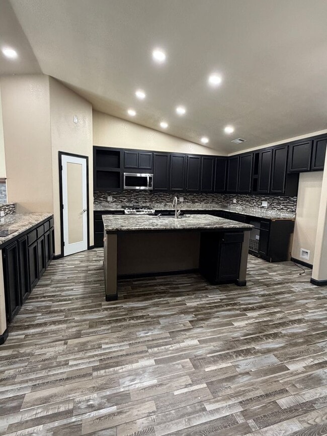 Building Photo - 4 Bedroom home in Ravenwood Estates