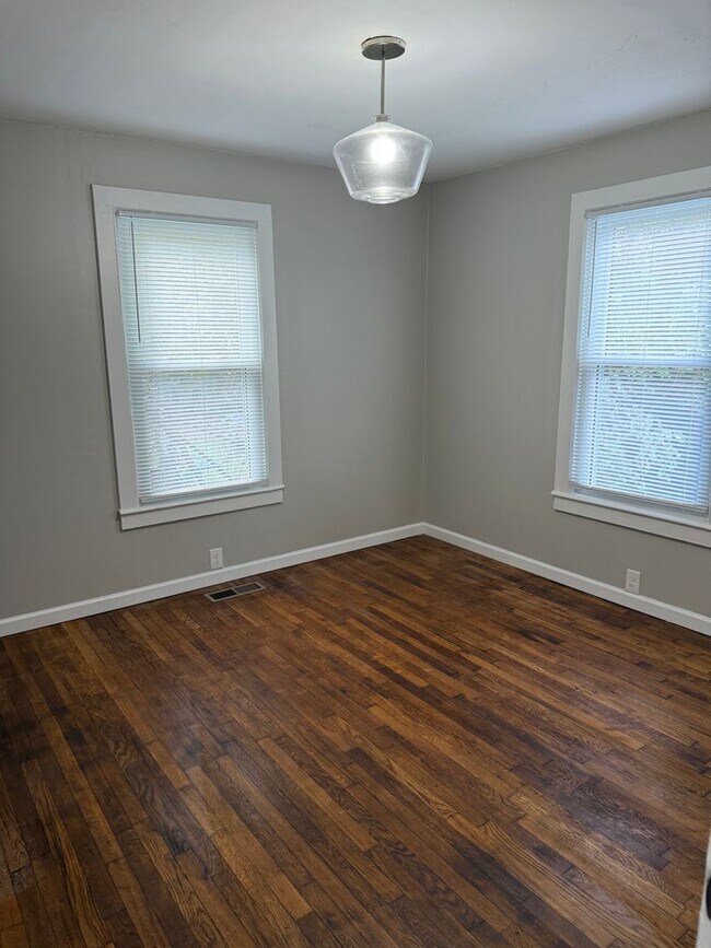 Building Photo - HALF OFF 2ND MONTH RENT IF MOVE IN END OF DECEMBER! Charming 2 bedroom, 1 bathroom home located i...