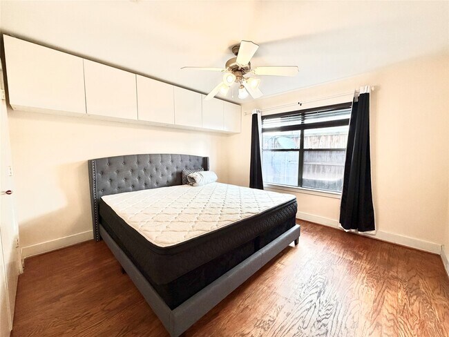 Building Photo - 8638 Meadowcroft Dr