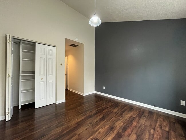 Building Photo - Stunning Lake Oswego Home with Outdoor Retreat, Vaulted Ceilings & Walk-In Closet