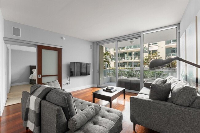 Building Photo - Modern 2 Bed/2 Bath Condo