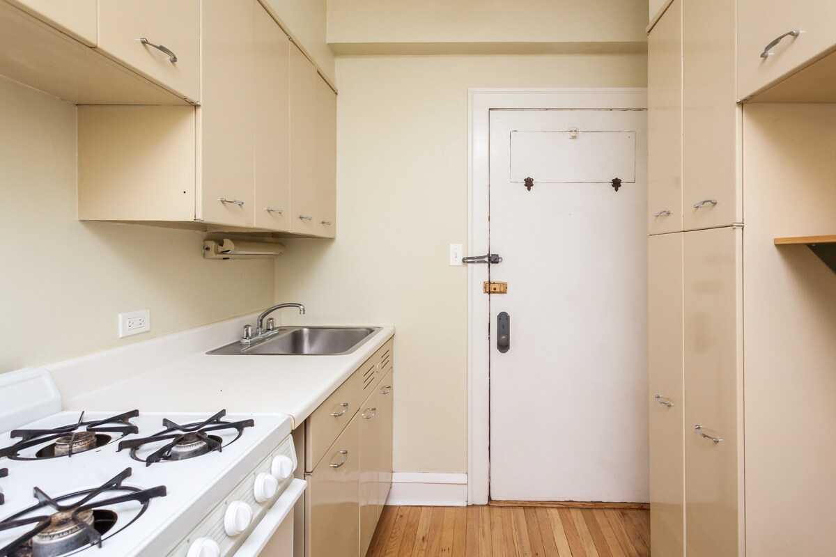 Building Photo - 2328 N Lincoln Park W