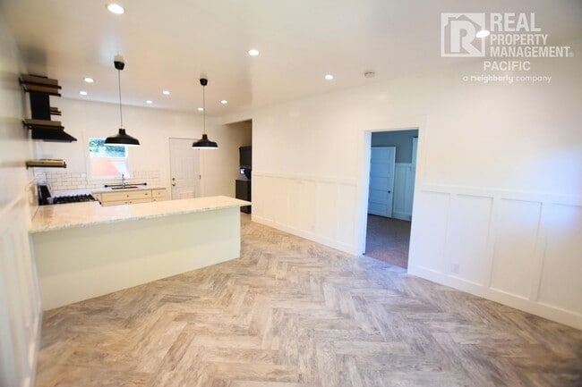 Building Photo - Spacious 1-Bedroom Retreat in Desirable Mo...