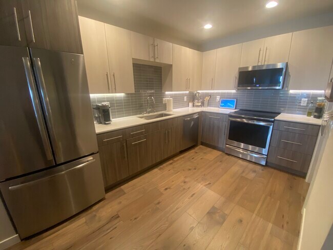 Kitchen - 207 16th Ave